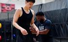 杨瀚森训练师比郭士强更懂他:杨瀚森不是传统中锋,他能传能投!